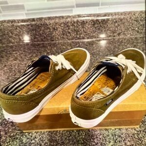 Vans Beigata Green Canvas Sneakers with White Soles. UNISEX M5.5, W7.0